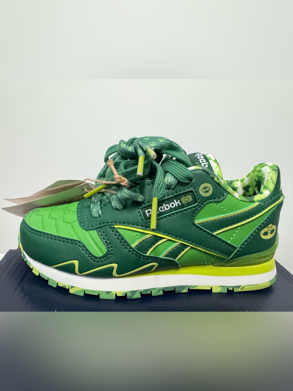 Reebok Kids Classic Leather Step N Flash Gekko PJ Masks Sneakers